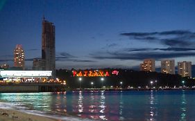 โรงแรมอีสท์ตินี่ อินน์